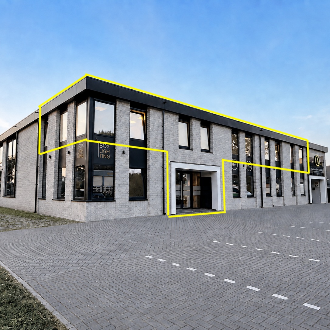Buitenzijde van het gebouw aan de Populierenweg; de kantoorruimte en entree zijn geel omlijnd